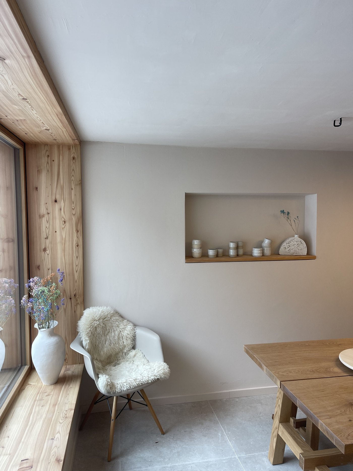 Gemütliche Ecke im FORMA Studio mit Fell-Stuhl und Wandnische