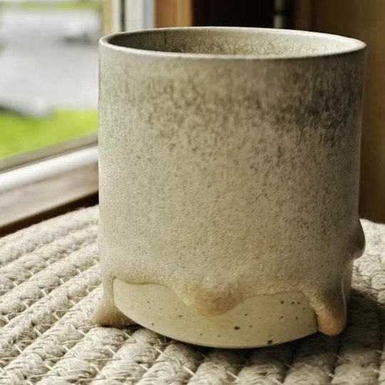 Gesprenkelter Becher in Sand und Creme