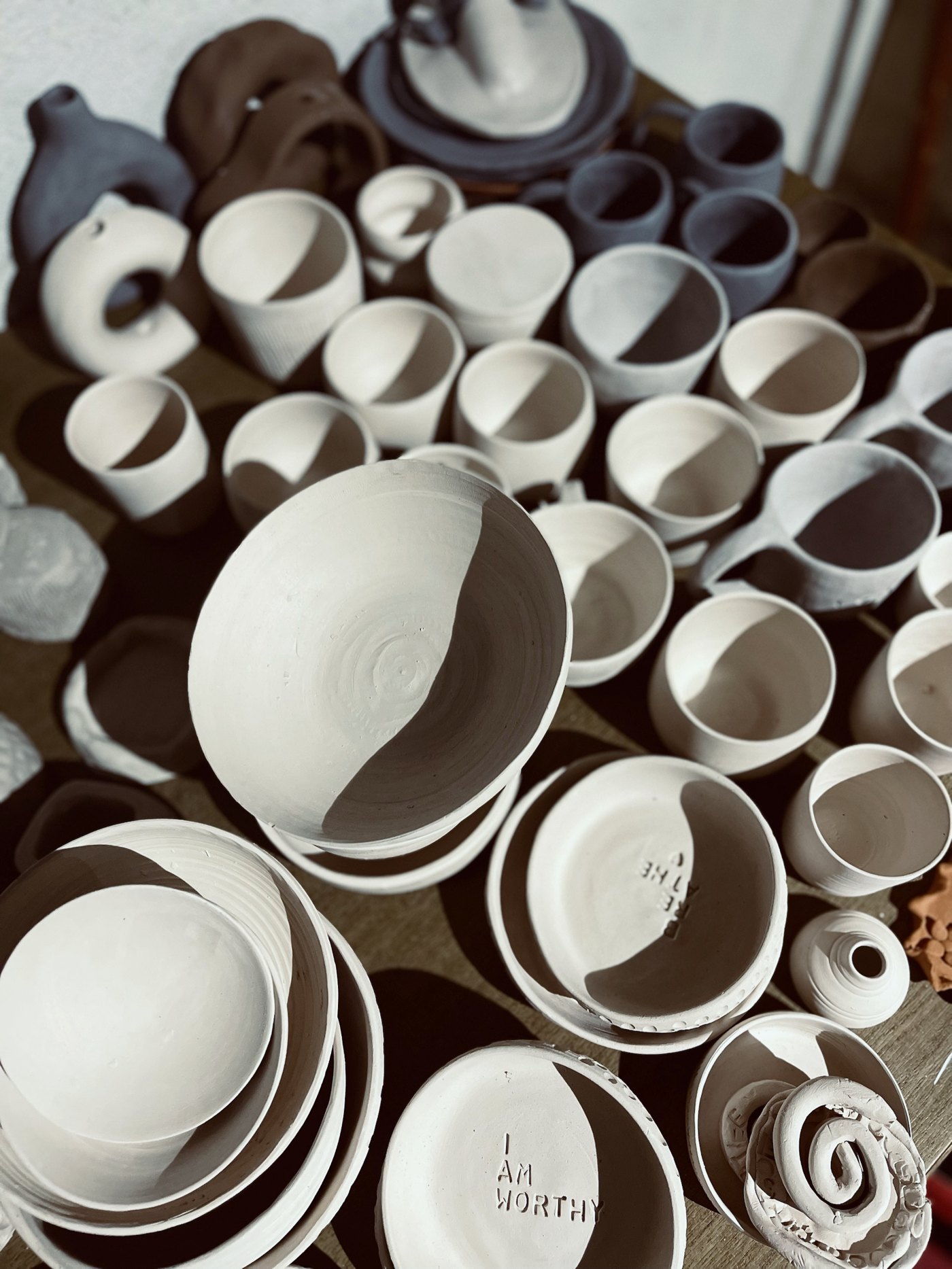 Viele kleine Schalen und Becher aus dem Atelier